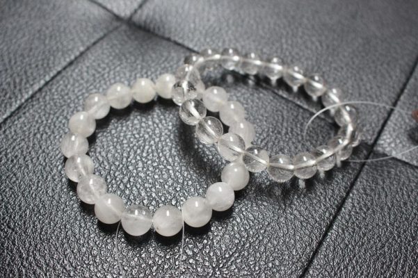 Nên đeo vòng đá thạch anh tay nào