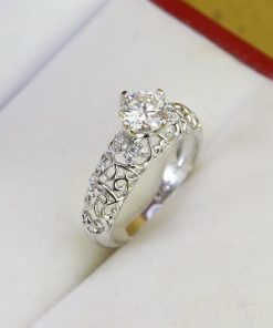 nhan nu moissanite